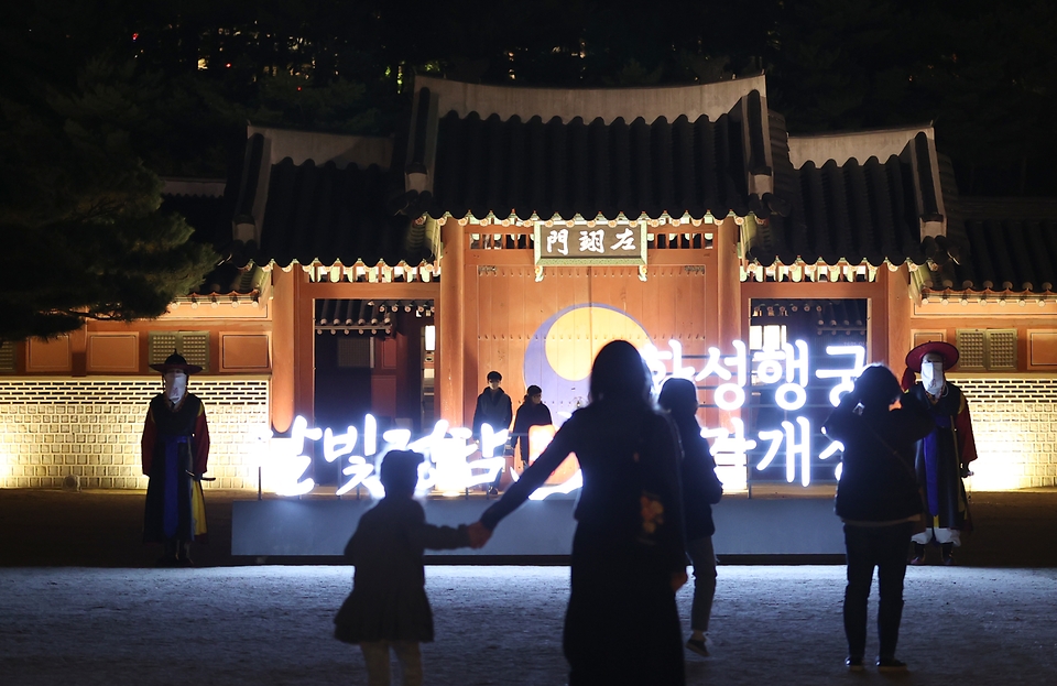 한여름 축제인 수원 문화재 야행이 올해는 코로나19 확산 방지를 위해 가을축제로 열렸다. 이날 관람객들이 화성행궁 일대를 체험 행사 없이 워킹 스루 형태의 관람 방식으로 야경을 감상하고 있다. 