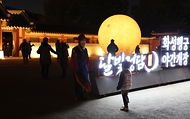 한여름 축제인 수원 문화재 야행이 올해는 코로나19 확산 방지를 위해 가을축제로 열렸다. 이날 관람객들이 화성행궁 일대를 체험 행사 없이 워킹 스루 형태의 관람 방식으로 야경을 감상하고 있다. 