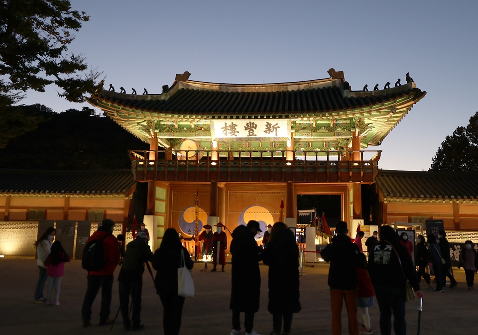 한여름 축제인 수원 문화재 야행이 올해는 코로나19 확산 방지를 위해 가을축제로 열렸다. 이날 관람객들이 화성행궁 일대를 체험 행사 없이 워킹 스루 형태의 관람 방식으로 야경을 감상하고 있다. 