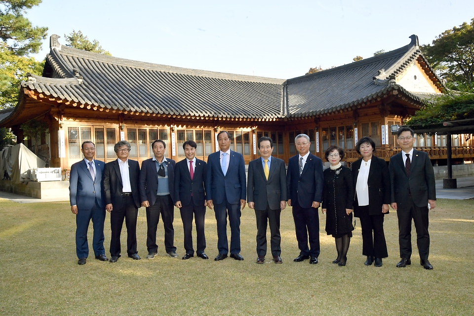 <p>정세균 국무총리가 22일 삼청동 총리서울공관에서 &lsquo;농업인단체 대표들과의 대화&rsquo;이라는 주제로 열린 제22차 목요대화를 주재하고 있다.<br></p>