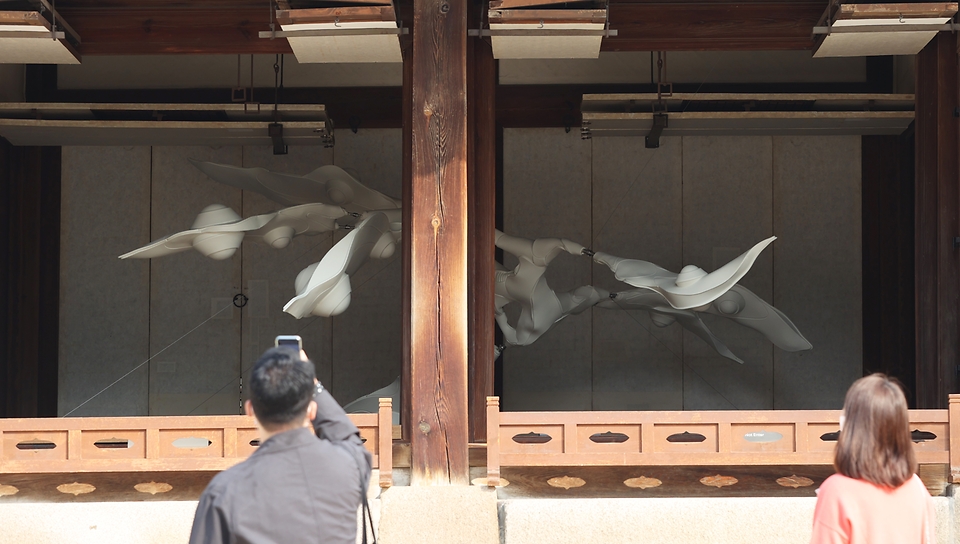 서울 중구 덕수궁 함녕전에서 아트 플랜트 아시아 2020 주제전-토끼 방향 오브젝트가 열려 덕수궁을 찾은 관람객이 전시 작품을 보고 있다.