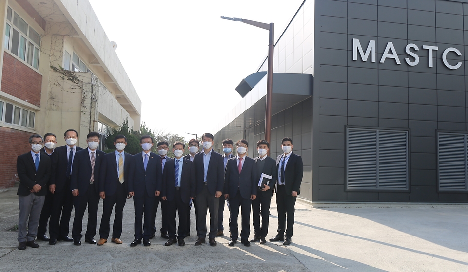 <p>문성혁 장관은 10월 27일 한국해양대학교에 있는 &lsquo;조선해양응용실증기술센터(MASTC)&rsquo;를 방문하여 국내 최초인 전기추진선박 테스트 베드 구축 현장을 둘러보고 관계자들을 격려하였다. <br></p>