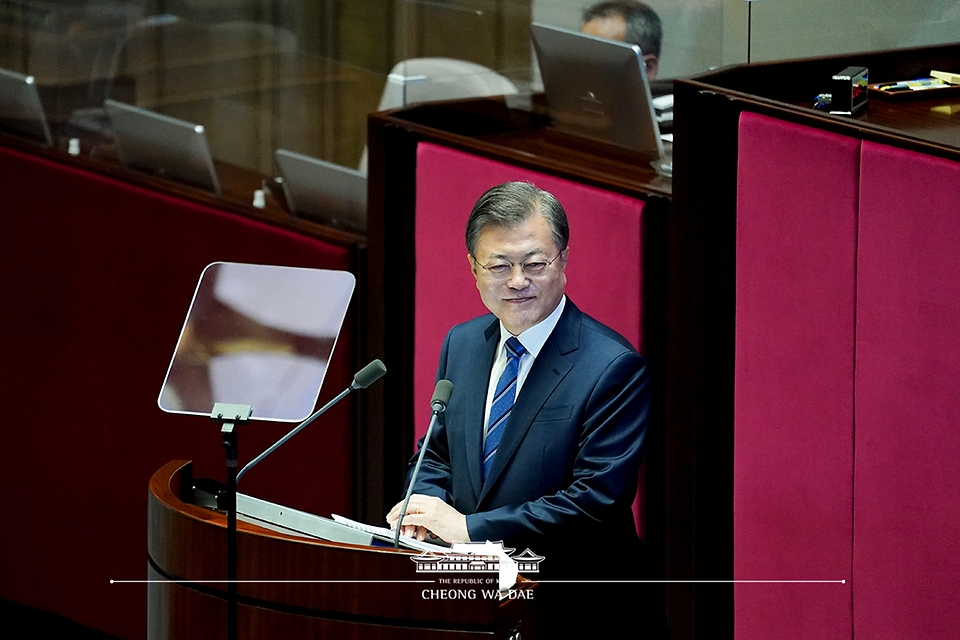 문재인 대통령이 28일 서울 여의도 국회 본회의장에서 2021년도 예산안 시정연설 중 미소짓고 있다.