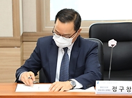 정구창 공공서비스정책관이 28일 오후 충북대학교 본부 회의실에서 8개 대학및 한국산업인력공단과 전자증명서 이용 활성화를 위한 업무협약서에 서명을 하고 있다.