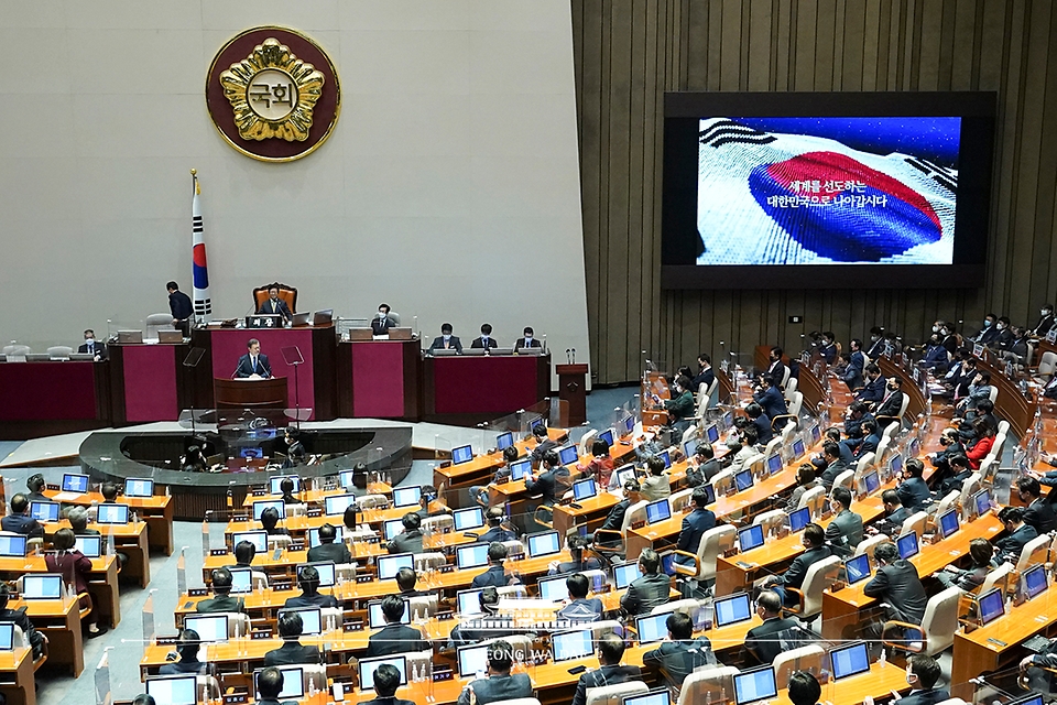 문재인 대통령이 28일 서울 여의도 국회 본회의장에서 2021년도 예산안 시정연설을 하고 있다.