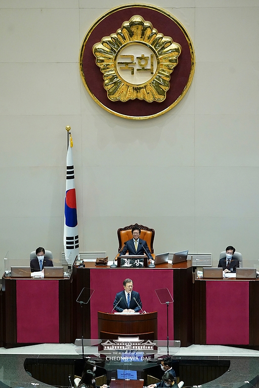 문재인 대통령이 28일 서울 여의도 국회 본회의장에서 2021년도 예산안 시정연설을 하고 있다.