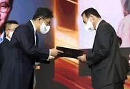 28일 서울 동대문구 경희대 평화의전당에서 2020 대한민국 대중문화예술상 온라인 시상식이 열렸다. 국무총리 표창을 수상한 성우 김용식.