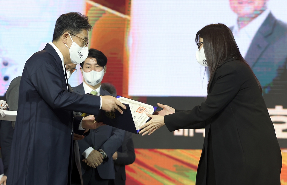  28일 서울 동대문구 경희대 평화의전당에서 2020 대한민국 대중문화예술상 온라인 시상식이 열렸다. 대통령 표창을 수상한 작가 김은희.