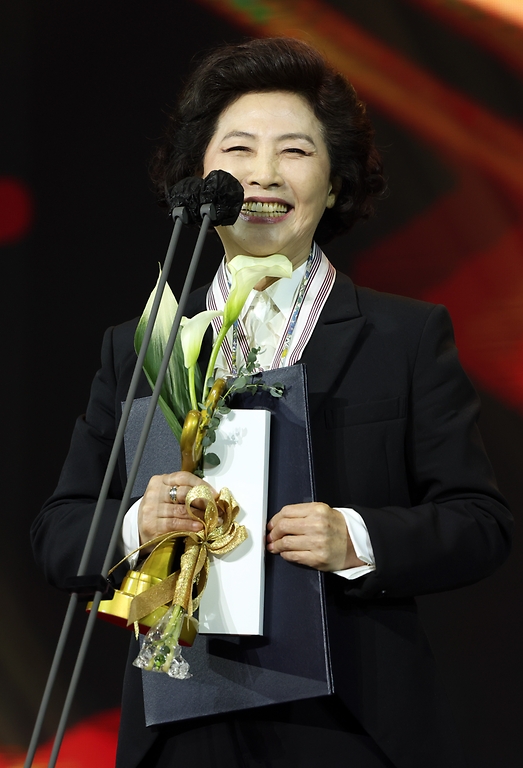  28일 서울 동대문구 경희대 평화의전당에서 2020 대한민국 대중문화예술상 온라인 시상식이 열렸다. 은관문화훈장을 수훈한 연기자 고두심.