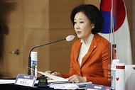 박영선 중소벤처기업부 장관이 3일 오전 서울 종로구 정부서울청사에서 '컴업(COMEUP) 2020' 추진계획 브리핑을 하고 있다. 