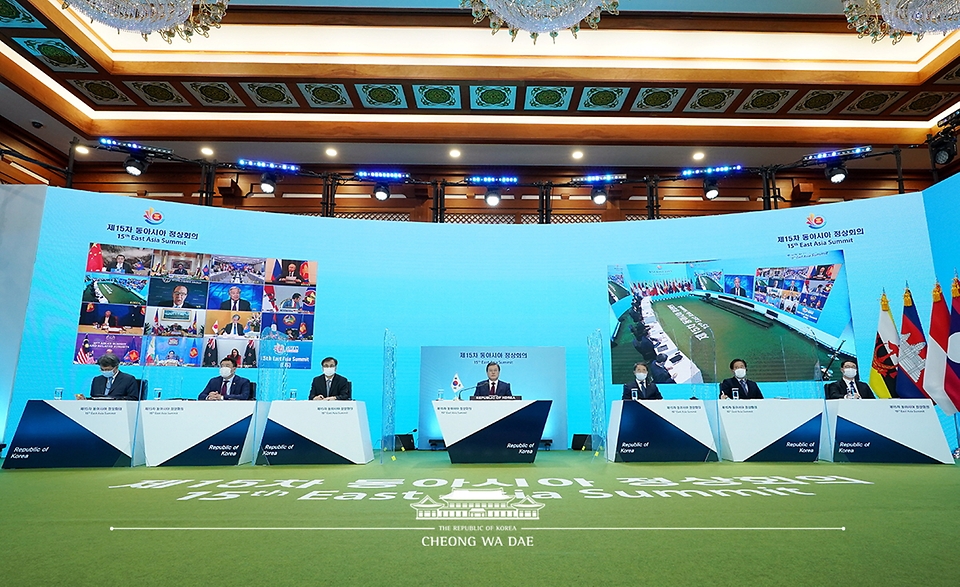 문재인 대통령이 14일 청와대 본관에서 화상으로 개최된 제15차 동아시아 정상회의(EAS)에 참석하고 있다. 