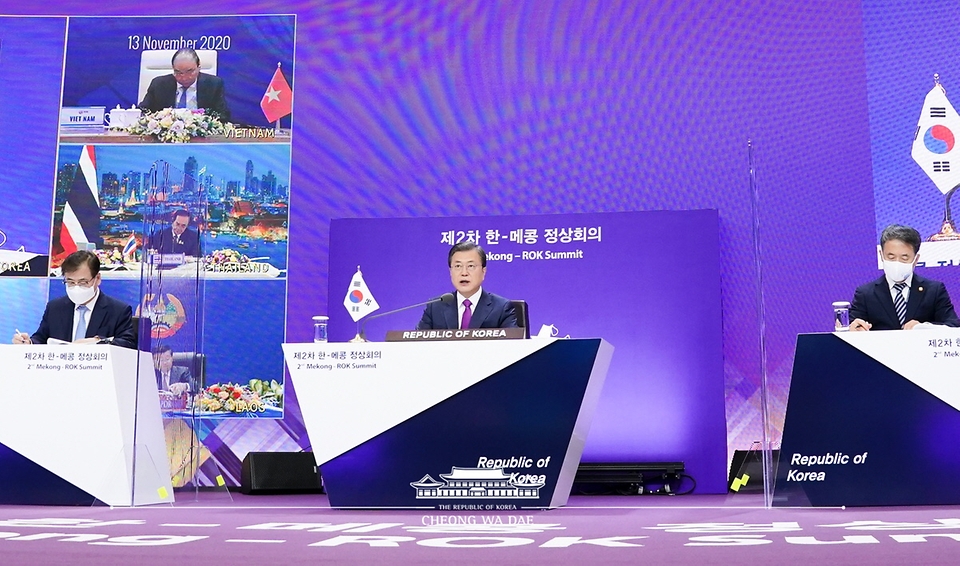 문재인 대통령이 13일 청와대 본관에서 화상으로 개최된 제2차 한-메콩 정상회의에서 발언을 하고 있다. 