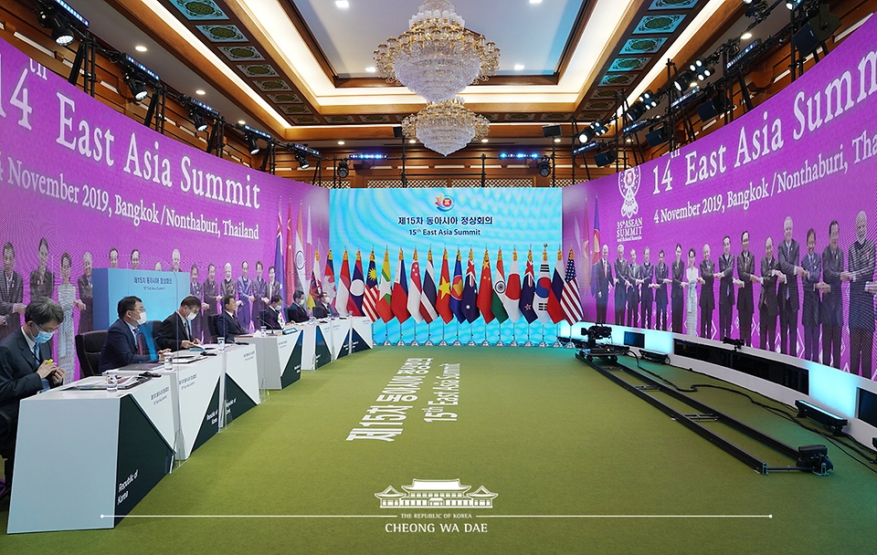 문재인 대통령이 14일 청와대 본관에서 화상으로 개최된 제15차 동아시아 정상회의(EAS)에 참석하고 있다. 