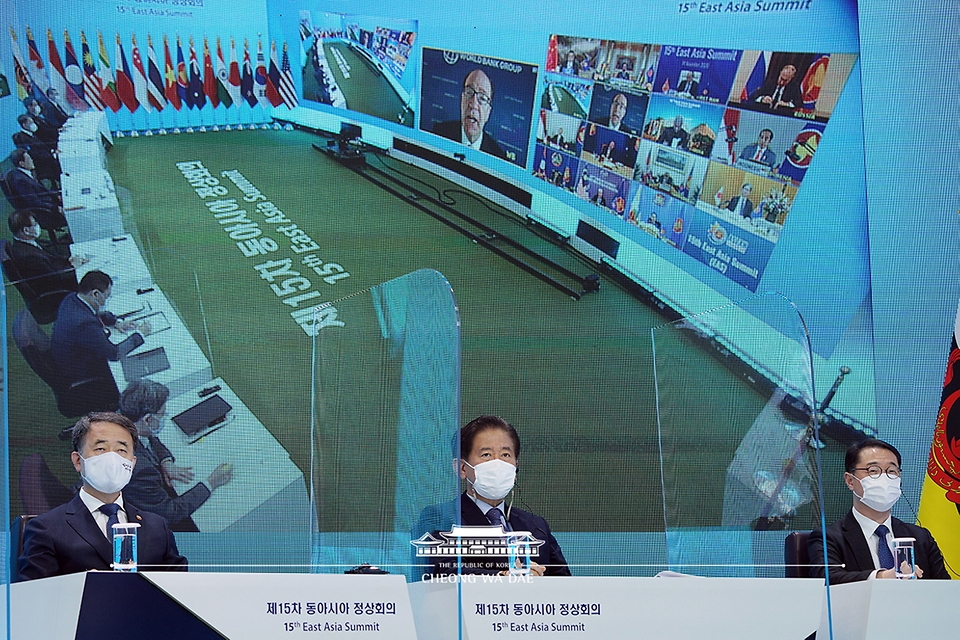 박능후 보건복지부 장관이 14일 오후 청와대 본관에서 열린 제15차 동아시아 화상 정상회의(EAS)에 배석해 있다. 