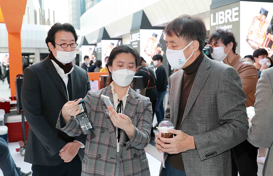 장영진 산업통상자원부 산업기술융합정책관(산업혁신성장실장 직대)이 14일 오후 서울 강남구 코엑스 스타필즈에서 열린 2020 코리아세일페스타 연계 신유통 기술 시연회를 참관하고 있다. 