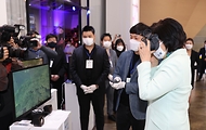 박영선 중소벤처기업부 장관이 16일 오후 서울 종로구 KT스퀘어에서 열린 대-스타 해결사 플랫폼 1탄 실감형 VR 서비스 데모데이 결승전을 찾아 VR 체험을 하고 있다. 