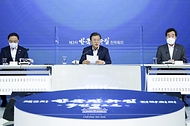 문재인 대통령이 16일 오후 서울 중구 동대문디자인플라자에서 열린 제3차 한국판 뉴딜 전략회의에서 모두발언을 하고 있다.