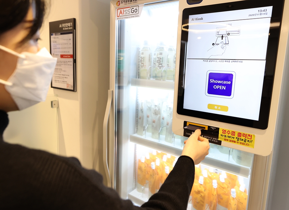 서울 마포구 드림스퀘어에 오픈한 스마트상점 모델샵에서는 방문한 체험자들이 직접 신용카드를 넣고 물건을 사는 결제 시스템, 커피를 주문하면 체험자 자리로 가져다주는 스마트 바리스타 및  AI 스캐너를 통해 가격 등 제품의 정보를 알려주는 시스템을 직접 체험할 수 있다.