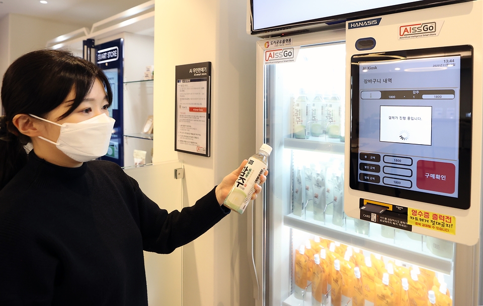 서울 마포구 드림스퀘어에 오픈한 스마트상점 모델샵에서는 방문한 체험자들이 직접 신용카드를 넣고 물건을 사는 결제 시스템, 커피를 주문하면 체험자 자리로 가져다주는 스마트 바리스타 및  AI 스캐너를 통해 가격 등 제품의 정보를 알려주는 시스템을 직접 체험할 수 있다.
