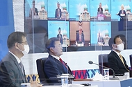 20일 청와대에서 화상으로 개최된 2020 아시아태평양경제협력체(APEC) 정상회의에서 문재인 대통령 뒤로 화상으로 참석한 도널드 트럼프 미국 대통령의 모습이 보이고 있다. 