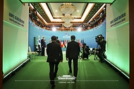 문재인 대통령이 21일 청와대에서 리야드 G20 화상 정상회의 (1일차)에 참석하고 있다.