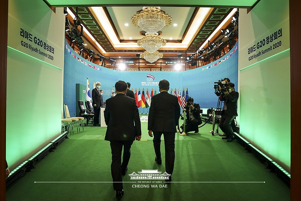 문재인 대통령이 21일 청와대에서 리야드 G20 화상 정상회의 (1일차)에 참석하고 있다.
