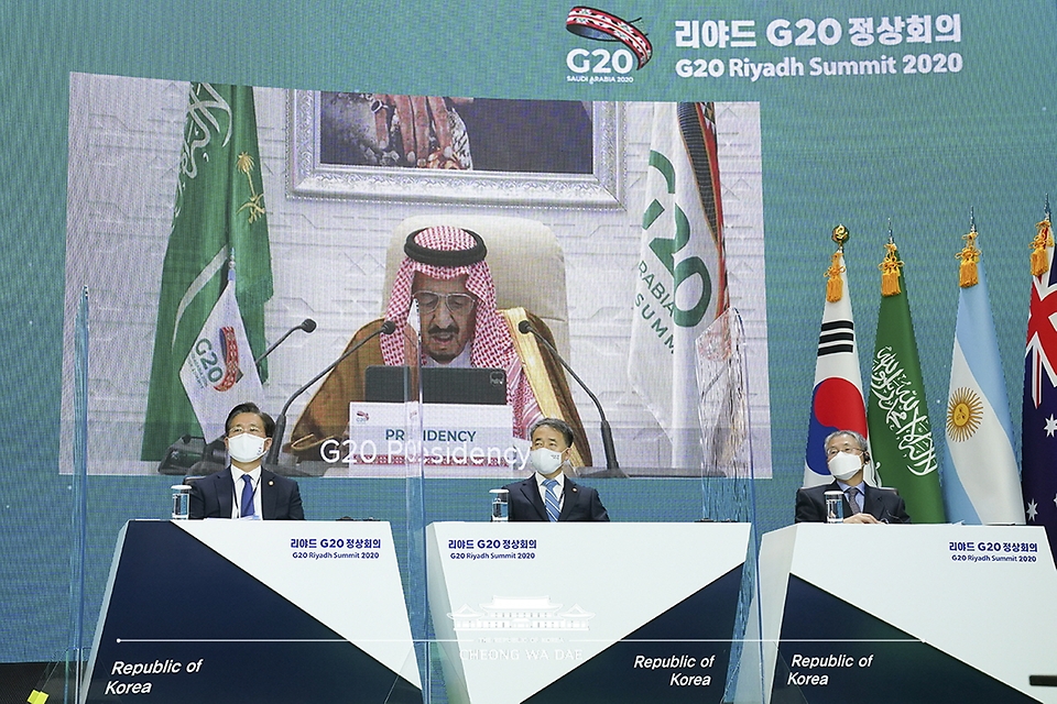 성윤모(왼쪽부터) 산업통상자원부 장관과 박능후 보건복지부 장관이 21일 청와대에서 G20 화상 정상회의(1일차)에 참석해 살만 빈 압둘아지즈 사우디아라비아 국왕의 모두발언을 듣고 있다. 