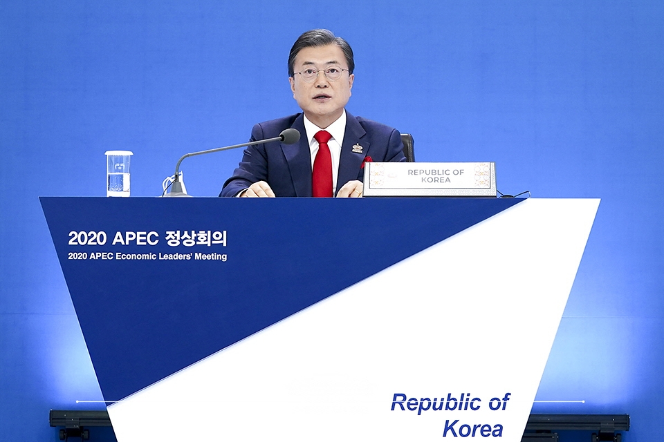 문재인 대통령이 20일 청와대에서 화상으로 개최된 2020 아시아태평양경제협력체(APEC) 정상회의에서 발언하고 있다. 