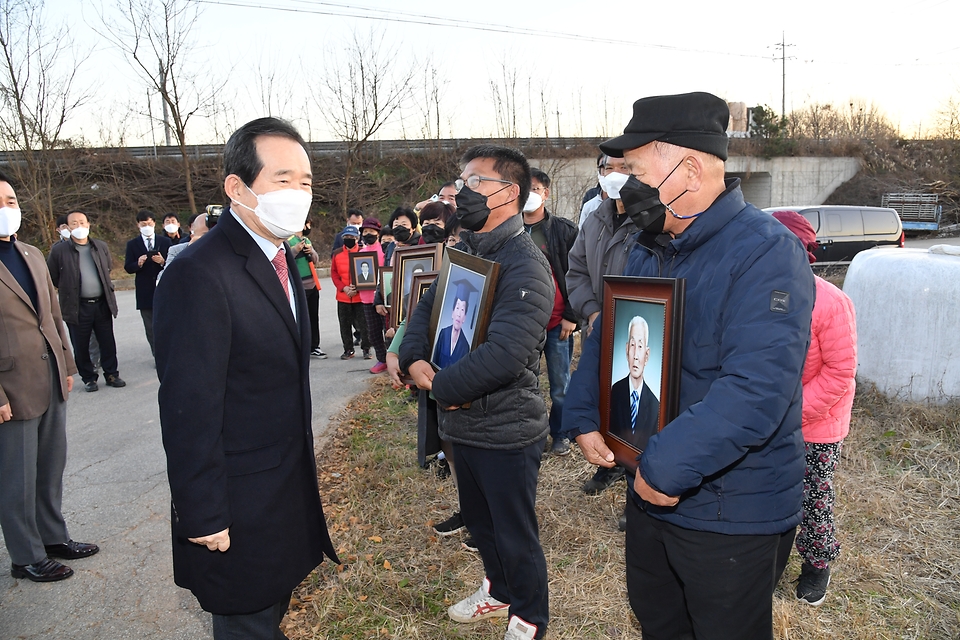 <p>정세균 국무총리가 24일 암 집단 발병이 확인된 전북 익산 장점마을을 방문, 주민들을 위로하고 있다.<br></p>