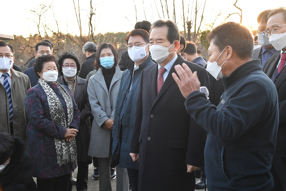 <p>정세균 국무총리가 24일 암 집단 발병이 확인된 전북 익산 장점마을을 방문, 주민들을 위로하고 있다.<br></p>