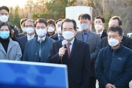 <p>정세균 국무총리가 24일 암 집단 발병이 확인된 전북 익산 장점마을을 방문, 주민들을 위로하고 있다.<br></p>