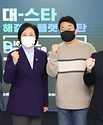 박영선 중소벤처기업부 장관과 백종원 더본코리아 대표가 25일 오전 서울 서초구 더본코리아 창업설명회장에서 열린 '대기업-스타트업 해결사 플랫폼 푸드테크 분야 데모데이'에서 파이팅을 외치고 있다.
