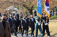 정세균 국무총리가 11일 부산 유엔기념공원에서 열린 턴투워드 부산 유엔참전용사 국제추모식행사에 참석하여 주요내빈과 함께 입장을 하고 있다.