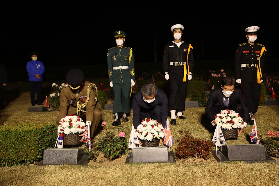 6.25전쟁 70주년 사업추진위원회(공동위원장 정세균.김은기) 주관으로 진행된 6.25전쟁 유엔참전용사 추모 평화음악회가 10일 부산 유엔기념공원에서 열렸다. 행사 전 박삼득 국가보훈처장이 주요내빈과 함께 11월 10일 전사하신 유엔참전용사 영국군 묘비에 헌화를 하고 있다.