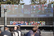 정세균 국무총리가 11일 부산유엔기념공원에서 열린 턴투워드부산 유엔참전용사 국제추모식에서 기념사를 하고 있다.