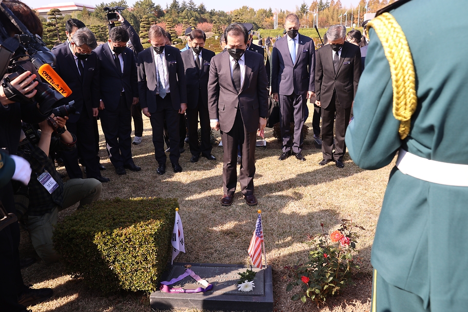 정세균 국무총리가 11일 부산 유엔기념공원에서 열린 턴투워드 부산 유엔참전용사 국제추모식행사에서 미국 위트콤 준장 묘역과 캐나다 허시 형제, 호주 휴머스톤 부부 묘역을 방문하여 평화의 사도 메달을 헌정하고 헌화 및 참배를 하고 있다.