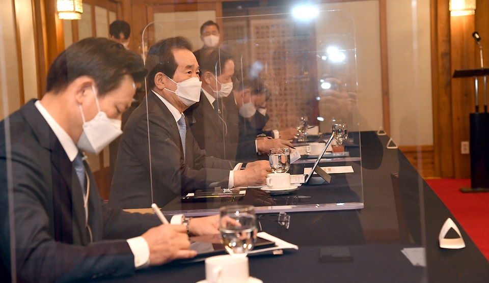 <p>정세균 국무총리가 26일 삼청동 총리서울공관에서 &lsquo;관광&middot;항공업계와의 대화&rsquo;란 주제로 열린 제26차 목요대화를 주재하고 있다.<br></p>