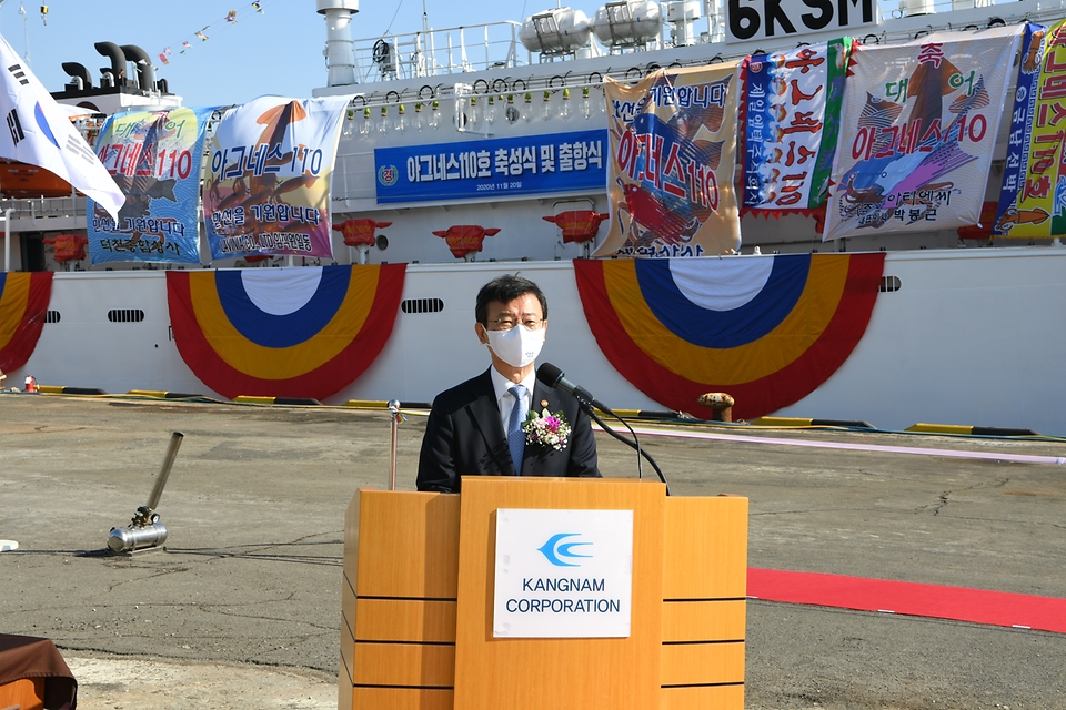 문성혁 해수부 장관이 11월 20일 부산시 사하구 강남조선소에서 정부의 원양어선 안전펀드 제1호 선박인 아그네스 110호의 취항식에서 축사를 하고 있다.