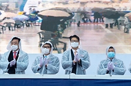 27일 오전 경북 울릉군 사동항 일원에서 열린 '울릉공항 건설 착공식'에서 참석자들이 착공 퍼포먼스를 하고 있다.