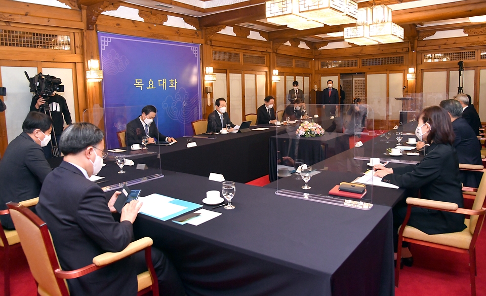 <p>정세균 국무총리가 26일 삼청동 총리서울공관에서 &lsquo;관광&middot;항공업계와의 대화&rsquo;란 주제로 열린 제26차 목요대화를 주재하고 있다.<br></p>