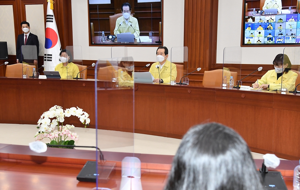 <p>정세균 국무총리가 27일 세종로 정부서울청사에서 열린 코로나19 중앙재난안전대책본부 회의를 주재하고 있다.<br></p>