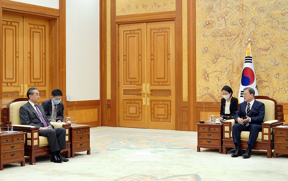 문재인 대통령이 26일 오후 청와대에서 왕이 중국 외교부장 겸 국무위원을 접견하고 있다.
