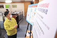 김현수 농림축산식품부 장관은 11월 29일 정부세종청사 기자실에서 ‘가금농장 고병원성 조류인플루엔자 발생에 따른 방역강화 대책’관련 브리핑을 하였습니다.