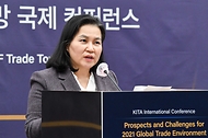 유명희 통상교섭본부장이 지난 30일 서울 강남구 삼성동 한국무역협회에서 열린 2021 글로벌 통상환경 전망 국제 콘퍼런스에서 축사하고 있다.