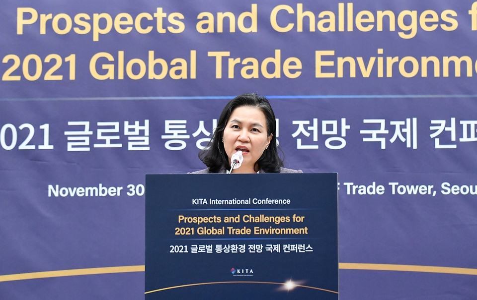 유명희 통상교섭본부장이 지난 30일 서울 강남구 삼성동 한국무역협회에서 열린 2021 글로벌 통상환경 전망 국제 콘퍼런스에서 축사하고 있다.