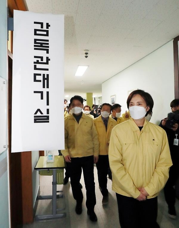 유은혜 부총리 겸 교육부 장관은 1일 강원 춘천시 소양고등학교를 찾아 2021학년도 대학수학능력시험(수능) 준비상황을 점검했다.