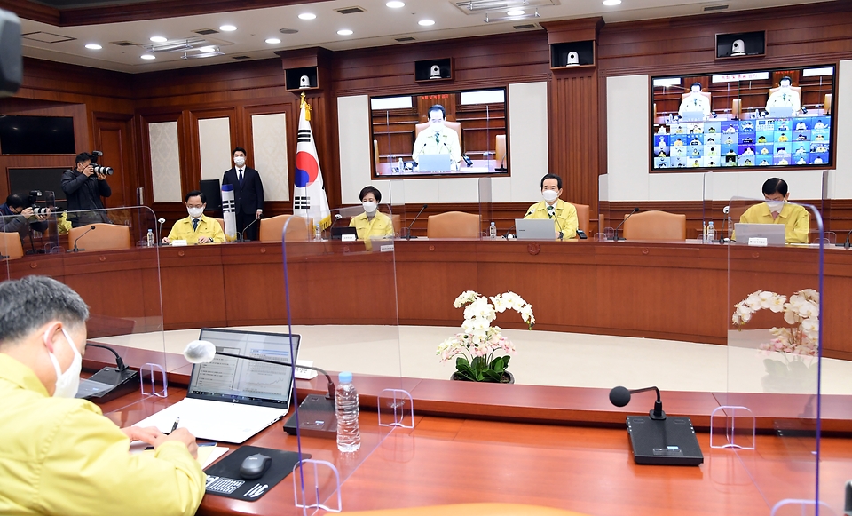 <p>정세균 국무총리가 2일 세종로 정부서울청사에서 열린 코로나19 중앙재난안전대책본부 회의를 주재하고 있다.<br></p>