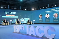 김강립 처장이 2일 서울 코엑스 그랜드볼룸 스튜디오에서 열린 '제19차 국제반부패회의(IACC)'에  참석하여 해외 연사 및 전현희 국민권익위원회 위원장, 이성규 변호사와 함께 온라인 회의를 하고 있다.