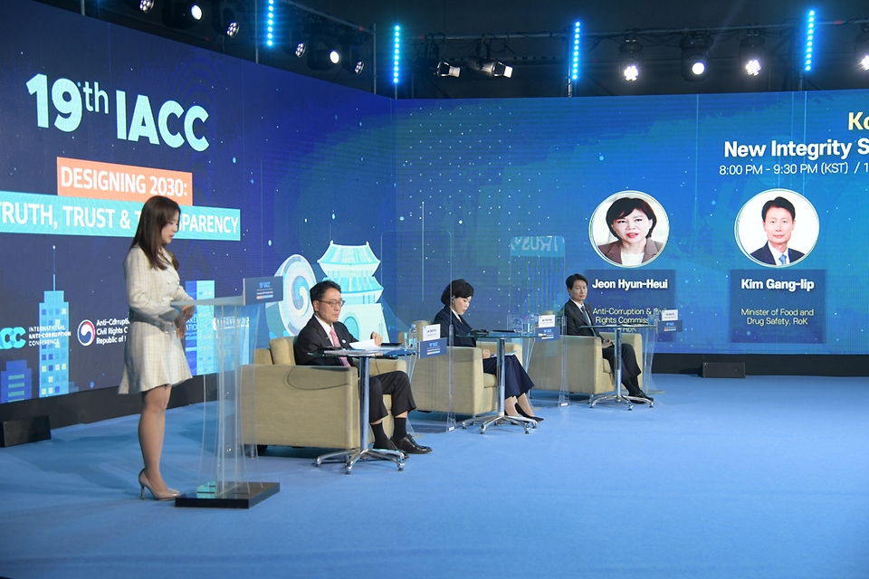 김강립 처장이 2일 서울 코엑스 그랜드볼룸 스튜디오에서 열린 '제19차 국제반부패회의(IACC)'에  참석하여 해외 연사 및 전현희 국민권익위원회 위원장, 이성규 변호사와 함께 온라인 회의를 하고 있다.