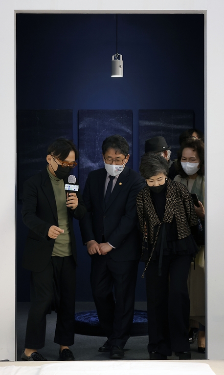 박양우 문화체육관광부 장관이 3일 서울 강남구 코엑스에서 열린 2020 공예트렌드페어 개막식에 참석해 전시관을 둘러보고 있다.